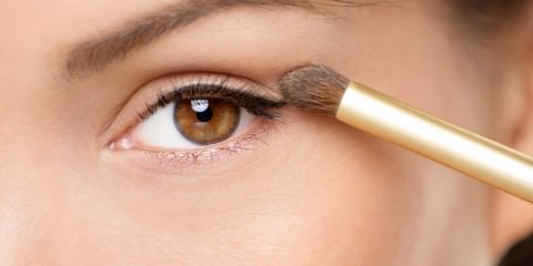 BeautyZoom, Beauty Magazin, Augen richtig schminken, Schlupflider schminken, Augen, Augen Make-up, Ausstrahlung, Beauty, Glow-Effekt, Haut, Make-up, Make-up Tricks, Natürliche Schönheit, Schlupflider, Schlupflider kaschieren